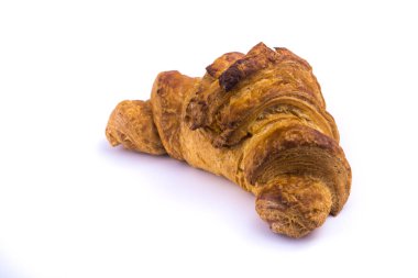 Beyaz arkaplanda sade kruvasan