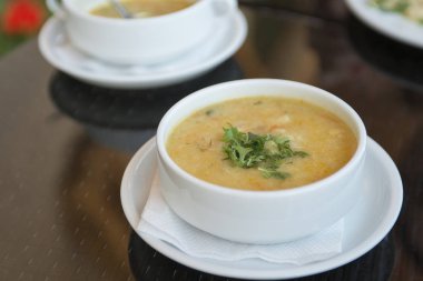 Beyaz tabak içinde lezzetli ev yapımı çorba