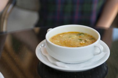 Beyaz tabak içinde lezzetli ev yapımı çorba