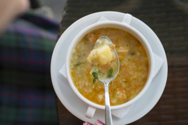 Kadın eli çorba restoranda yerken kaşık ile