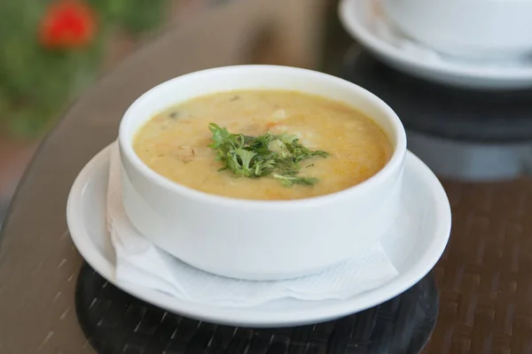 Вкусный Домашний Суп Белой Тарелке — стоковое фото