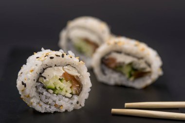 Somon, karides, avokado ve krem peynirli Philadelphia usulü suşi. Suşi menüsü. Japon yemeği..