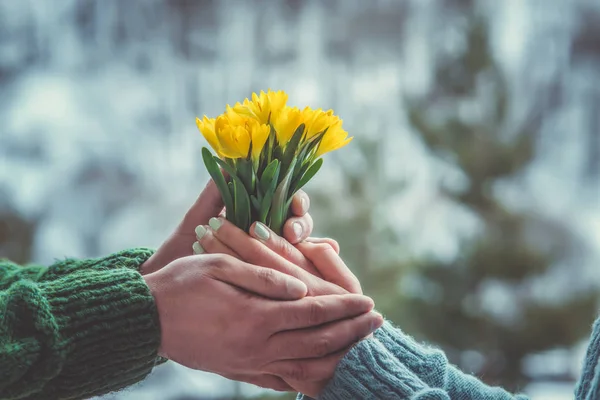 Bukiet Wiosennych Kwiatów Dłoni Mężczyzny Kobiety — Zdjęcie stockowe