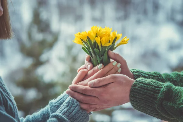 Букет Весняних Квітів Руках Чоловіка Жінки — стокове фото