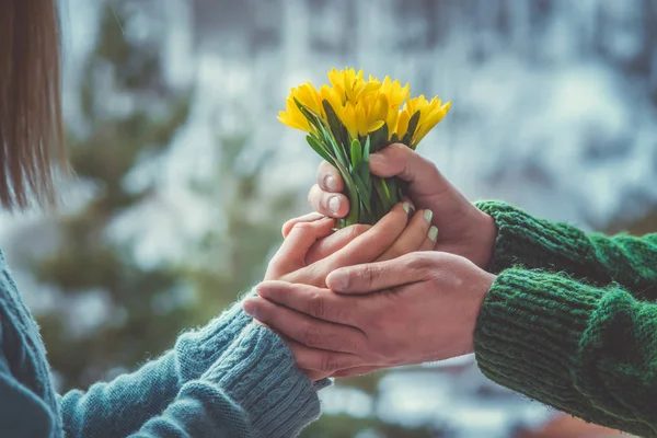 Mazzo Fiori Primaverili Mano Uomo Una Donna — Foto Stock