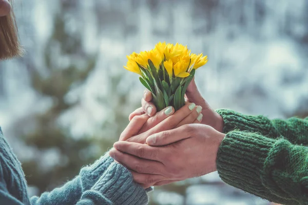 Bir Erkek Bir Kadının Elinde Bir Buket Bahar Çiçeği — Stok fotoğraf