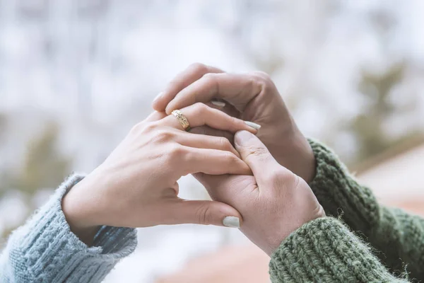 Novio Pone Anillo Dedo Novia —  Fotos de Stock