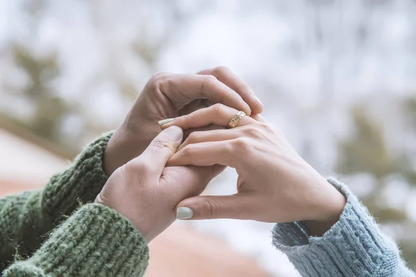 Novio Pone Anillo Dedo Novia —  Fotos de Stock