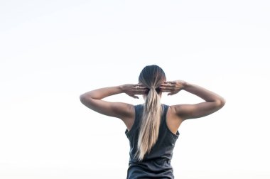 Spor için atletik sarışın arkadan görünüş giriyor