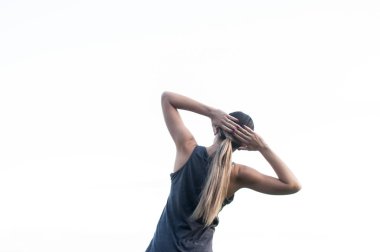 Spor için atletik sarışın arkadan görünüş giriyor