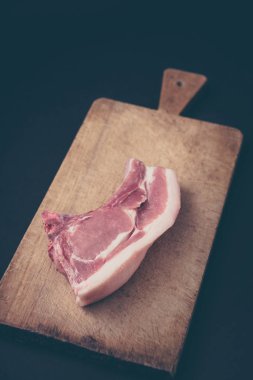 Rustik ahşap kartı ile çiğ biftek.