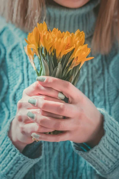 Kobieta Żółty Bukiet Kwiatów Wiosna Jej Ręce Dzień Śniegu — Zdjęcie stockowe
