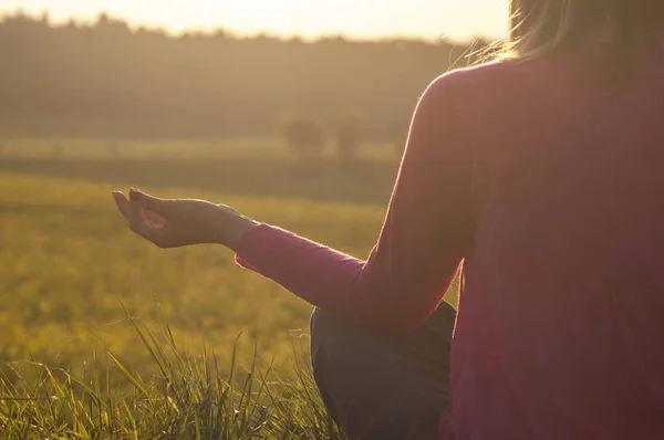 Luz Fondo Una Mujer Ejercitando Yoga Atardecer Con Fondo Cálido — Foto de Stock