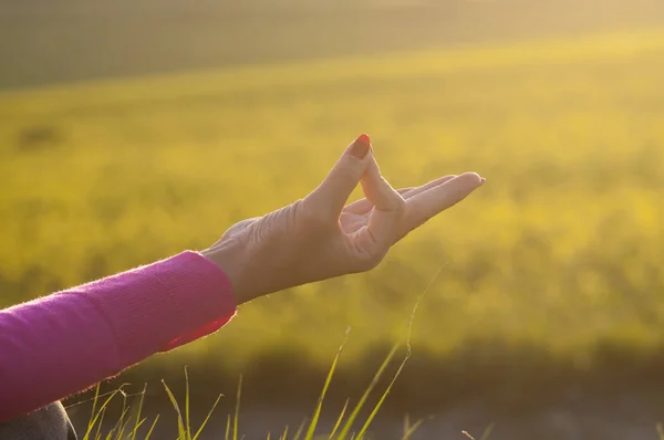 Contre Jour Une Femme Faisant Yoga Coucher Soleil Avec Fond — Photo