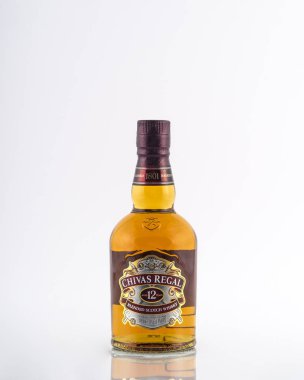 Prague, Çek Cumhuriyeti 11 Kasım 2018: fotoğraf botle Chivas Regal Golg imza, 12 yaşında bir scotch viski. Chivas Regal Chivas kardeşler, Pernod Ricard tarafından sahibi tarafından üretilen harmanlanmış Scotch viski olduğunu