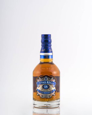 Prague, Çek Cumhuriyeti 11 Kasım 2018: fotoğraf botle Chivas Regal Golg imza, 18 yaşında, scotch viski. Chivas Regal Chivas kardeşler, Pernod Ricard tarafından sahibi tarafından üretilen harmanlanmış Scotch viski olduğunu