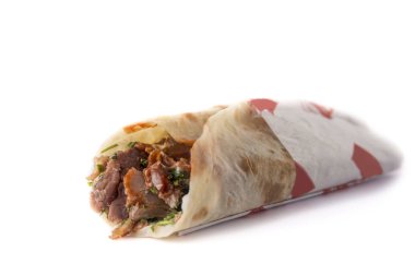 Beyaz arka plan üzerinde izole lezzetli shawarma sandviç