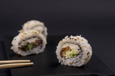 Somon, karides, avokado ve krem peynirli Philadelphia usulü suşi. Suşi menüsü. Japon yemeği..