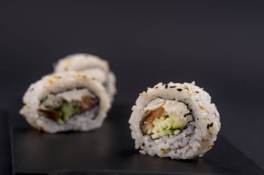 Somon, karides, avokado ve krem peynirli Philadelphia usulü suşi. Suşi menüsü. Japon yemeği..
