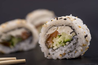 Somon, karides, avokado ve krem peynirli Philadelphia usulü suşi. Suşi menüsü. Japon yemeği..