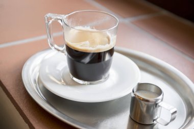 Duble espresso bir cam ve kafede bir tablo üzerinde süt