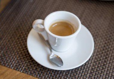 bir tabloda bir kafede beyaz bir fincan kahve espresso