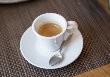 bir tabloda bir kafede beyaz bir fincan kahve espresso