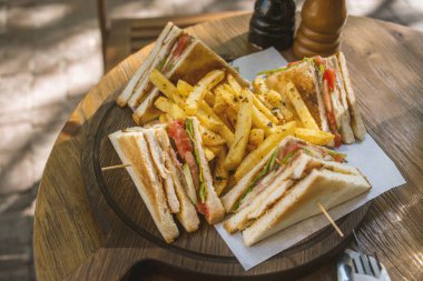 Club sandviç bir kafede bir masada ahşap tahta üzerinde