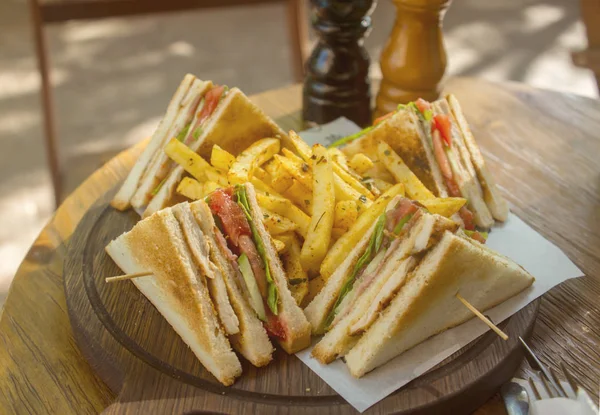 Club Sandwich Auf Holzbrett Auf Einem Tisch Einem Café — Stockfoto