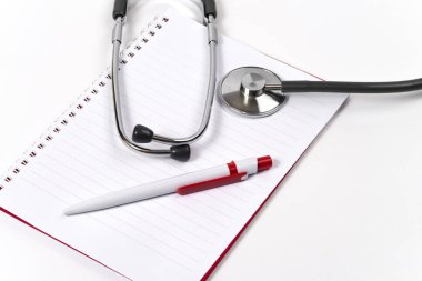 Üstten görünüm Doktor Danışma, üzerinden yukarıda Doktor tablo defter kağıt, kalem, stetoskop ile düz vurdu yatıyordu ekran kopya alanı ile,