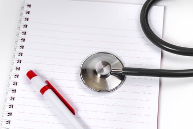 Doktor Danışma. Stetoskop defter ve kalem beyaz arka plan üzerinde
