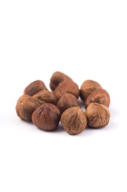 Beyaz arka plan üzerinde makro görüntü izole soyulmuş fındık