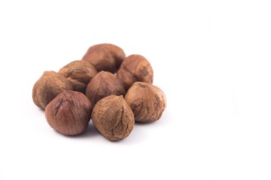 Beyaz arka plan üzerinde makro görüntü izole soyulmuş fındık