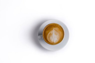 Beyaz arka plan üzerinde plaka ile beyaz kahve fincanı sütlü kahve