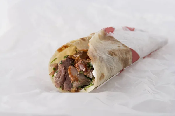 Sabroso Sándwich Shawarma Sobre Fondo Papel Blanco — Foto de Stock