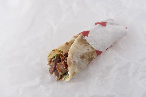 Sabroso Sándwich Shawarma Sobre Fondo Papel Blanco — Foto de Stock