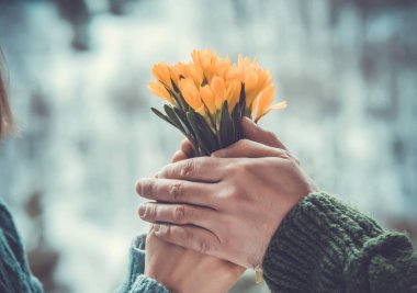 Bir erkek ve bir kadının elinde bir buket bahar çiçeği