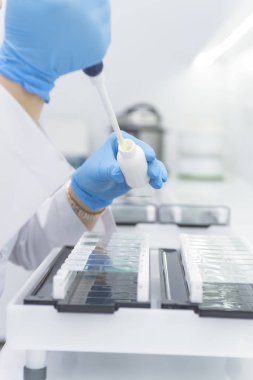 laboratuarda çalışan damlalık ile bilim adamı