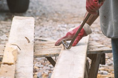 bir çalışma marangoz kirli giysiler bir inşaat alanında çalışır