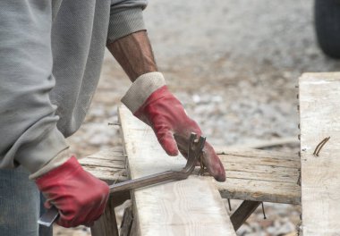 bir çalışma marangoz kirli giysiler bir inşaat alanında çalışır