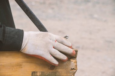 bir çalışma marangoz kirli giysiler bir inşaat alanında çalışır