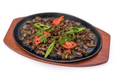 Bir demir plaka üzerinde kızarmış et parçaları. Asya mutfağı