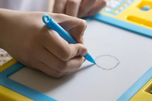 Bambino Che Studia Disegna Tavolo Disegno Magnetico Casa Concetto Educazione — Foto Stock