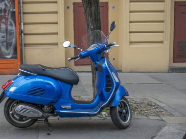 Vintage mavi scooter sokakta olduğunu.