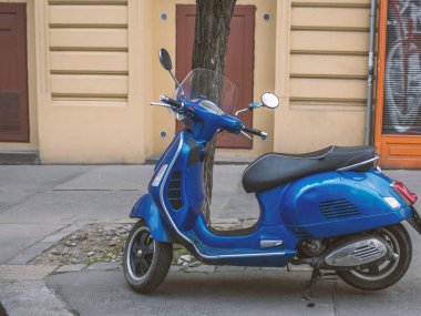 Vintage mavi scooter sokakta olduğunu.