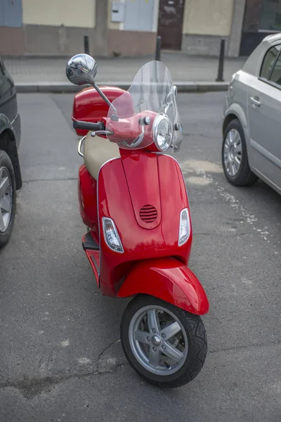 Vintage Scooter Rojo Está Calle — Foto de Stock