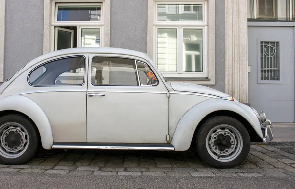 Vintage Voiture Blanche Est Dans Rue — Photo