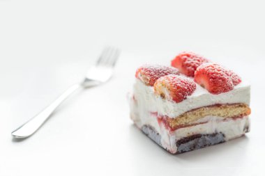 Yaban çileği ile pasta ve krem, taze organik çilek