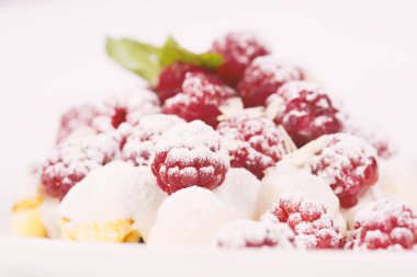 Waffle ahududu ile pudra şekeri toz