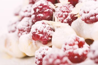 Waffle ahududu ile pudra şekeri toz